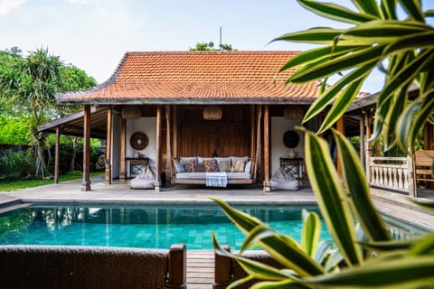 Property building, Patio, Day, Garden, Garden view, Pool view, Swimming pool, Swimming pool, sunbed