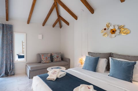 Bed, Living room, Photo of the whole room, Bedroom, towels