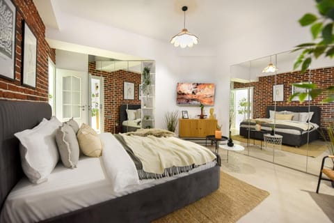 Bed, TV and multimedia, Photo of the whole room, Seating area, Bedroom