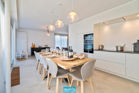 Coffee/tea facilities, Kitchen or kitchenette, Dining area, stove