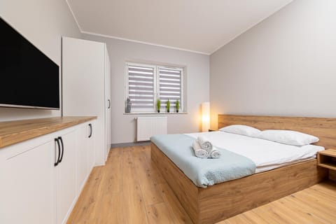Bed, TV and multimedia, Photo of the whole room, Evening entertainment, Bedroom, towels