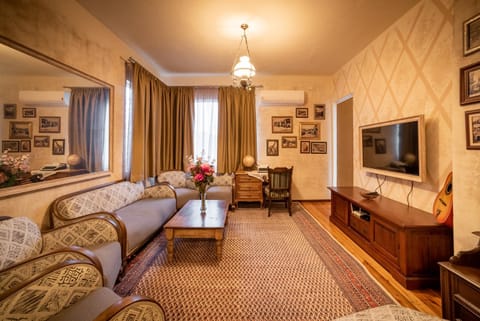 Communal lounge/ TV room, TV and multimedia, Seating area, Evening entertainment