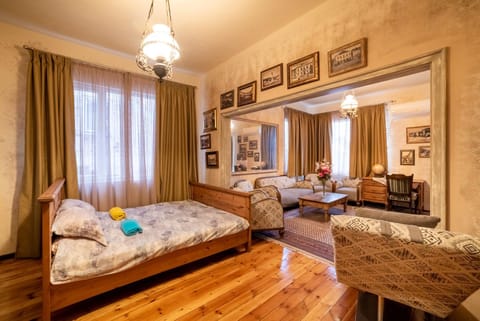 Bed, TV and multimedia, Living room, Photo of the whole room, Seating area, Bedroom