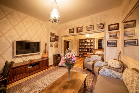 Communal lounge/ TV room, TV and multimedia, Living room, Seating area, Evening entertainment