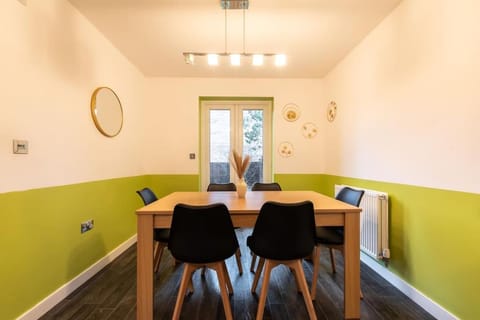 Cheerful 3 Bedroom house sleeps 7 in Peterborough House in Huntingdonshire District