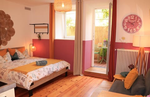 Bed, Living room, Photo of the whole room, Seating area, Bedroom