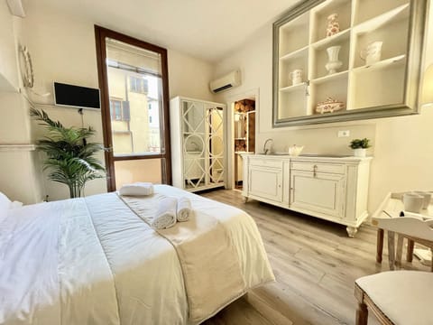 Bed, Kitchen or kitchenette, Living room, Photo of the whole room, Seating area, Bedroom, wardrobe, air conditioner