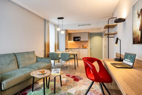 TV and multimedia, Kitchen or kitchenette, Living room, Seating area, Dining area, air conditioner