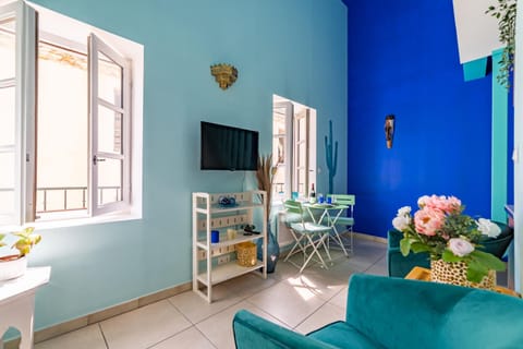 Communal lounge/ TV room, TV and multimedia, Living room, Seating area, Dining area, Evening entertainment