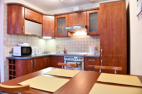 Kitchen or kitchenette, Dining area, minibar, pet friendly, stove, toaster