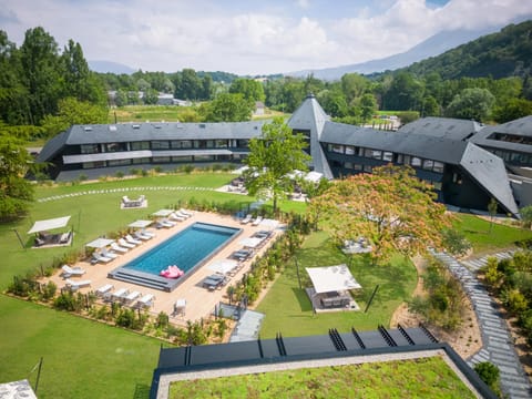 Property building, Bird's eye view, Garden view, Pool view
