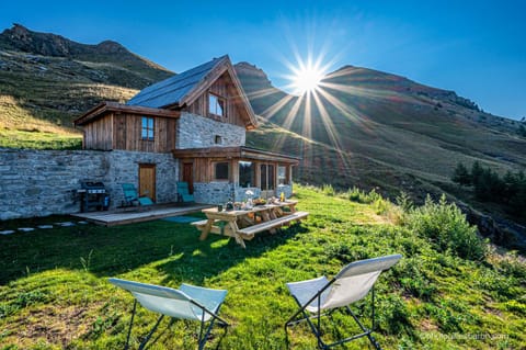 Property building, Day, Natural landscape, Garden, Garden, Garden view, Mountain view, sunbed