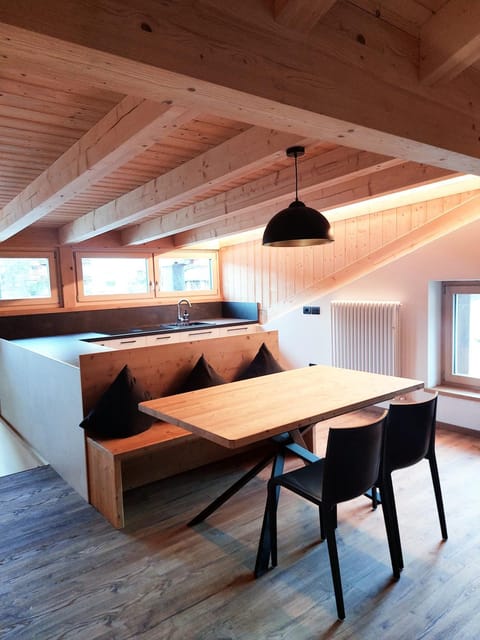 Kitchen or kitchenette, Living room, Seating area, Dining area