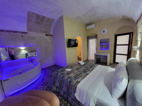 Bed, Hot Tub, TV and multimedia, Seating area, Bedroom, air conditioner