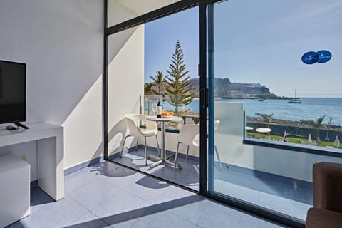 View (from property/room), Balcony/Terrace, Living room