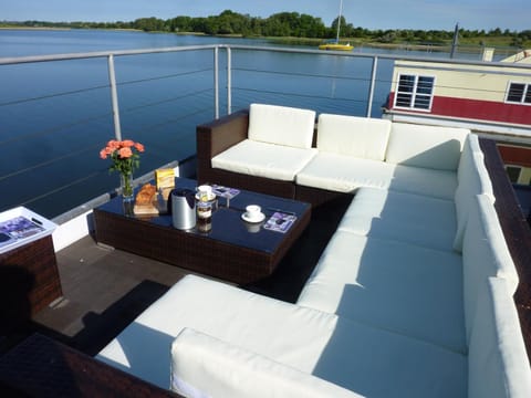 View (from property/room), Balcony/Terrace, Seating area, Lake view