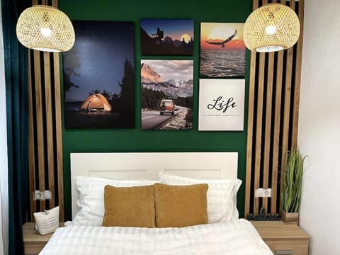 Bed, Photo of the whole room, Decorative detail, Bedroom, Guests