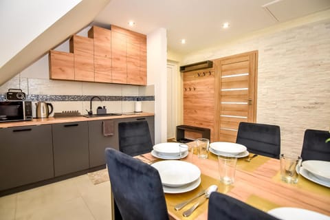 Coffee/tea facilities, Kitchen or kitchenette, Living room, Seating area, Dining area