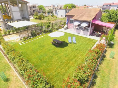 Property building, Day, Bird's eye view, BBQ facilities, Garden, Parking, sunbed