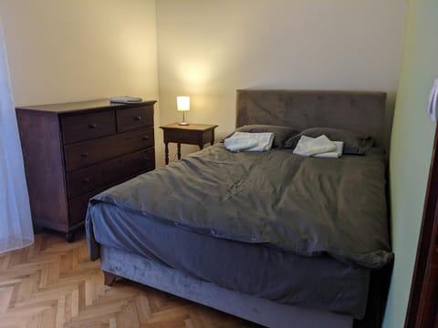 Bed, Bedroom, towels