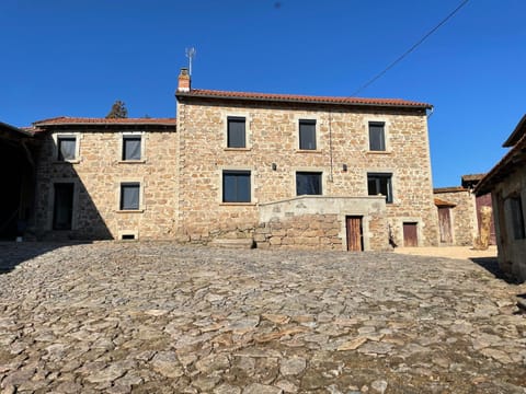 Gîte chez GAREL 15 personnes avec spa House in Auvergne-Rhône-Alpes