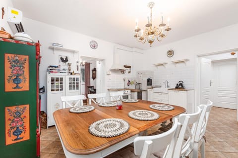 Coffee/tea facilities, Kitchen or kitchenette, Dining area, Food, dishwasher, pet friendly, stove
