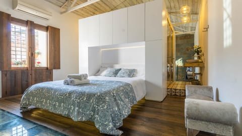 Bed, Photo of the whole room, Bedroom, towels