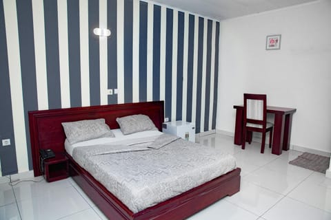 Restaurant/places to eat, Bed, Living room, Photo of the whole room, Seating area, Bedroom, Breakfast
