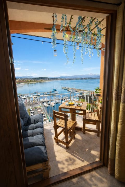 Day, Natural landscape, View (from property/room), Balcony/Terrace, Living room, Seating area, Dining area, Lake view, Mountain view