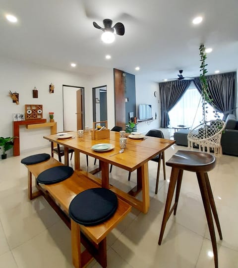 TV and multimedia, Balcony/Terrace, Living room, Seating area, Dining area, fireplace, air conditioner