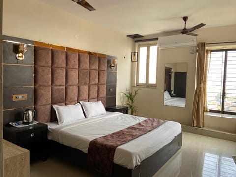 Photo of the whole room, Bedroom, air conditioner