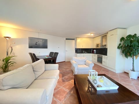 Seating area, Dining area, kitchen