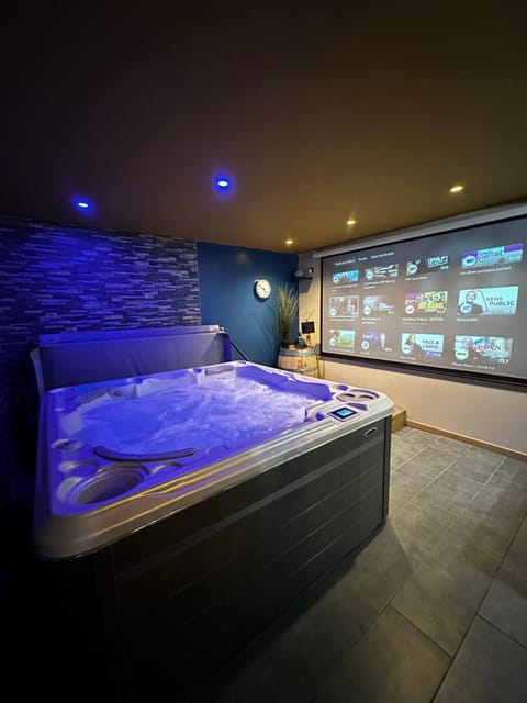 Hot Tub, TV and multimedia, Spa and wellness centre/facilities