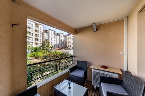 All in Lyon | Studio chic & parking Apartment in Villeurbanne