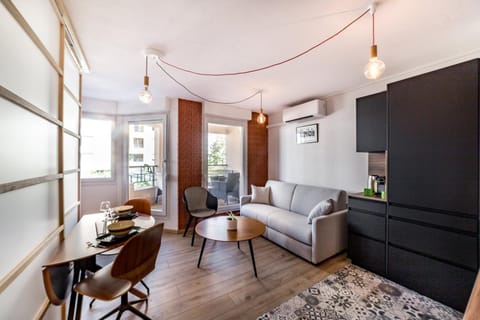 All in Lyon | Studio chic & parking Apartment in Villeurbanne
