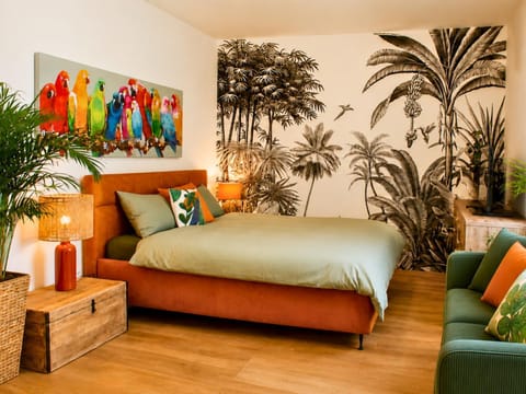 Bed, Photo of the whole room, Seating area, Bedroom