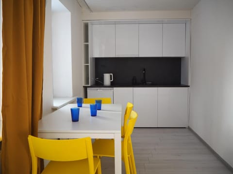 Kitchen or kitchenette, Dining area