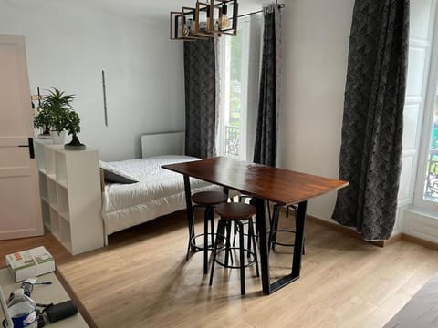 Bed, Living room