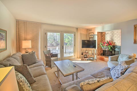 Fireplace, Pool Access Waterfront Hot Springs Gem Apartment in Pretti Point