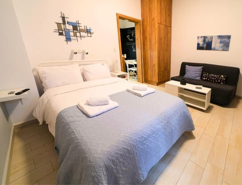 Bed, Bedroom, towels