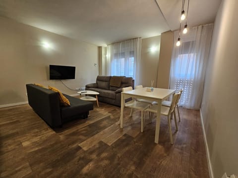 TV and multimedia, Living room, Seating area, Dining area