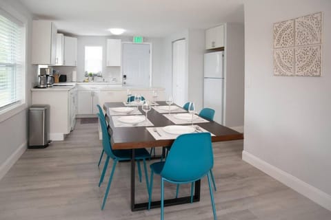 Kitchen or kitchenette, Dining area, oven