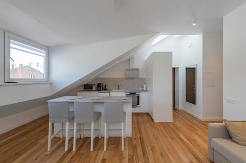 Coffee/tea facilities, Kitchen or kitchenette, Dining area, minibar