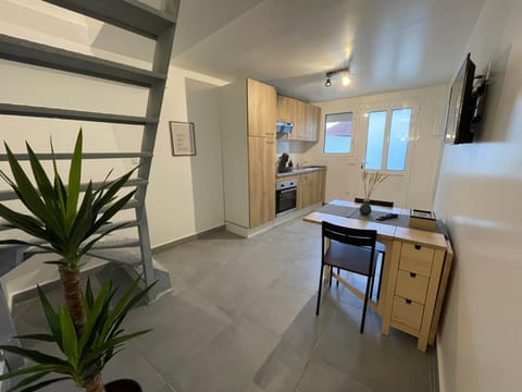 Communal lounge/ TV room, TV and multimedia, Kitchen or kitchenette, Living room, Lounge or bar, Seating area, Dining area, minibar, oven