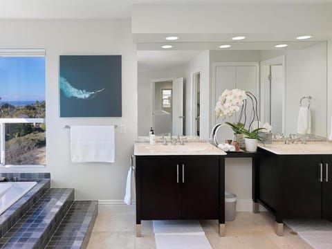 Grandview Getaway, Luxury 4BR, Ocean View, Fire Pit House in Leucadia