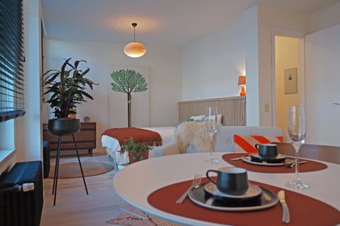 Bedroom, Breakfast
