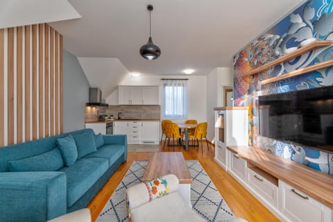 Communal lounge/ TV room, TV and multimedia, Kitchen or kitchenette, Living room, Seating area, Dining area, Evening entertainment