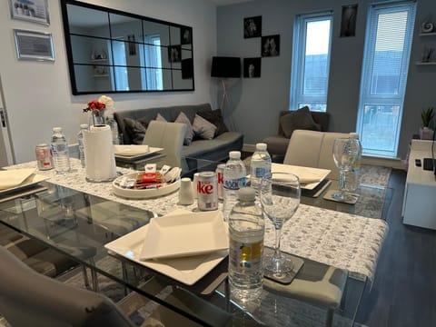 TV and multimedia, Living room, Seating area, Dining area