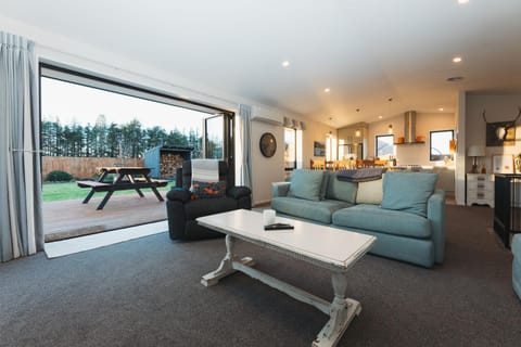 Kitchen or kitchenette, Living room, Seating area, Dining area, air conditioner