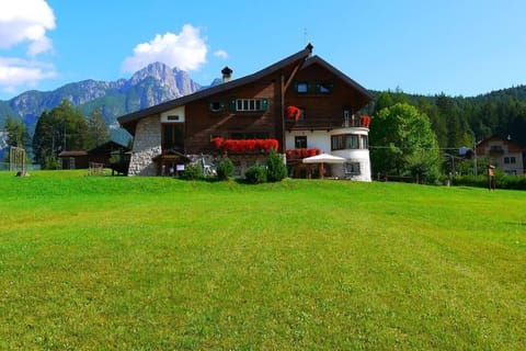 Camera 4 letti +ang cucina/bagno all'interno Villa Apartment in Friuli-Venezia Giulia